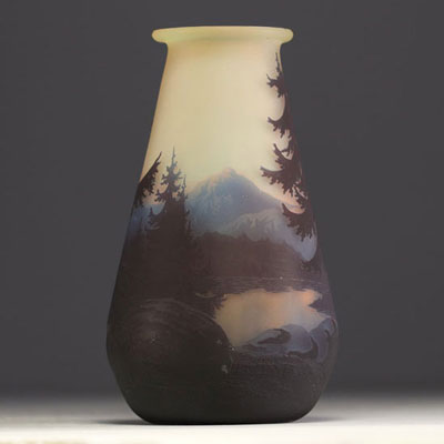 MULLER Frères Lunéville - Vase en verre multicouche dégagé à l'acide à décor Vosgien, signé.