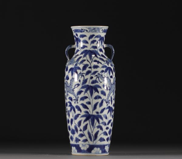 China - A blue-white porcelain vase decorated with dragons, Qing period.