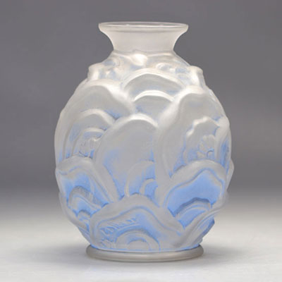 Charles Catteau Vase Art Déco stylisé sur fond bleuté