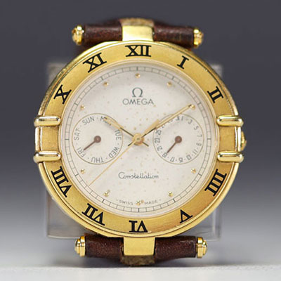 OMEGA Constellation Day-Date, montre homme en or jaune 18k yellow, quartz, bracelet cuir, vers 1985.