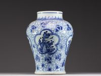 Chine - Vase balustre en porcelaine blanc bleu à décor de fleurs, marque à la feuille d'armoise dans un double cercle, Kangxi.