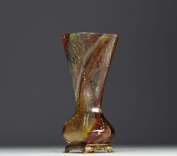 Eugène ROUSSEAU (1827-1890) Vase japonisant en cristal teinté multicouche, couche inférieure craquelée, inclusions, monture en bronze.