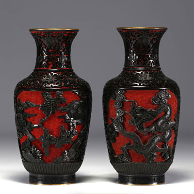 Chine - Paire de vases cloisonnés à décor de personnages.