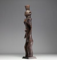 Afrique Nigéria - Grande statue Chamba en bois sculpté.