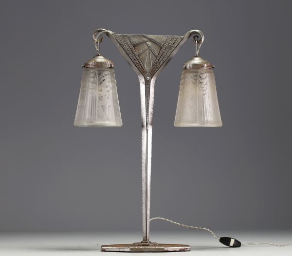 Muller Frères Lunéville - Art Deco double lamp in hammered metal and pair of stylized globes, signed.