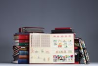 Ensemble de divers albums de timbres et documents de la Chine et du monde.