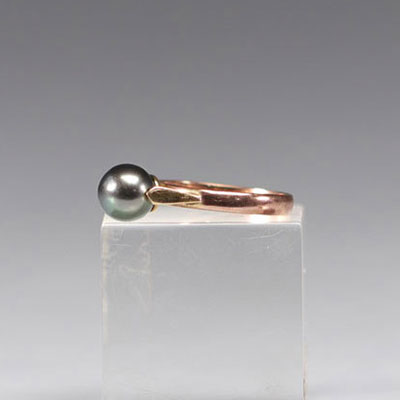 Gold ring with a gray pearl at its center