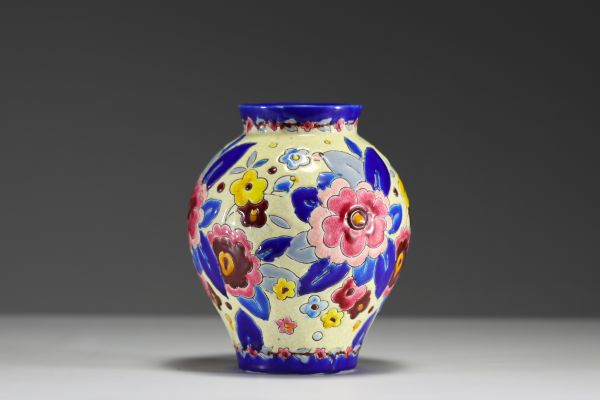 Charles CATTEAU (1880-1966) Boch Keramis - Vase en céramique émaillée à décor floral D2243, forme 1195, cachet sous la pièce.