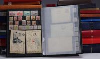 Ensemble de divers albums de timbres et documents de la Chine et du monde.