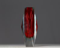 Flavio POLI (1900-1984) Murano - Vase en verre submergé à facettes géométriques de couleur rouge, vers 1950-60.