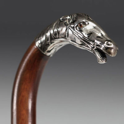 Solid silver cane with a horse's head motif, hallmarked 800.
