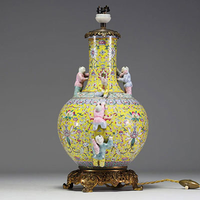 Chine - Vase monté en lampe en porcelaine famille rose à décor de personnages en reliefs, XIX-XXème