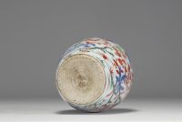 Chine - Vase en porcelaine polychrome à décor de bambous, de fleurs et d'oiseaux, époque XVIIème.