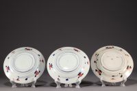 Japon - Ensemble de trois assiettes Imari à décor de carpes.