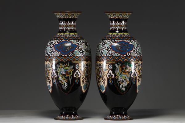 Japon - Paire de vases en émaux cloisonnés à décor floral et de Phénix, époque Meiji.