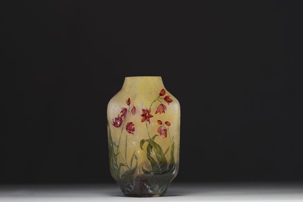 DAUM Nancy - Vase losange en verre multicouche dégagé à l'acide à décor floral émaillé, signé.