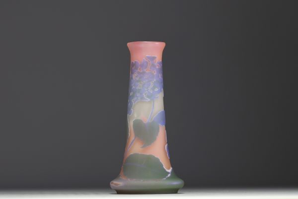 Émile GALLÉ (1846-1904) Vase en verre multicouche dégagé à l'acide à décor d'hortensias, signé.