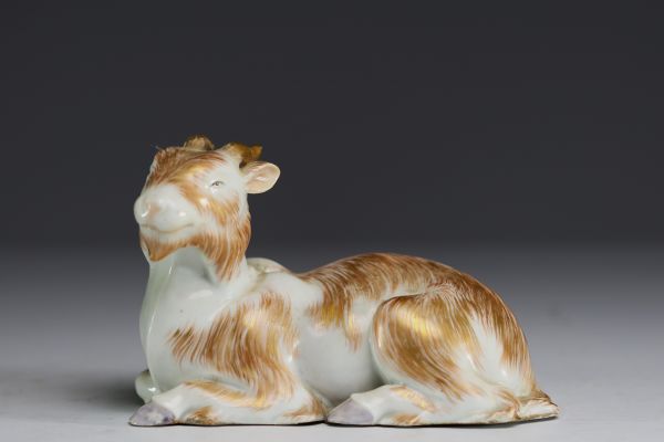 Asie - Chèvre au repos en porcelaine polychrome.