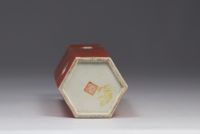 Chine - porte chapeau en porcelaine à décor de paysages sur fond rouge corail, XIXe siècle.