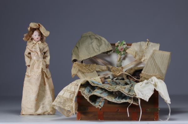 François GAUTHIER - Fashion doll with porcelain head n° 301, canvas body, trunk with accessories, clothes, shoes and miscellaneous.