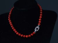 Parure composée d'un collier et d'une paire de boucles d'oreilles en corail rouge.