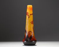 DAUM Nancy - Vase en verre multicouche dégagé à l'acide à décor de fleurs et de feuilles de tabac, signé dans le décor.