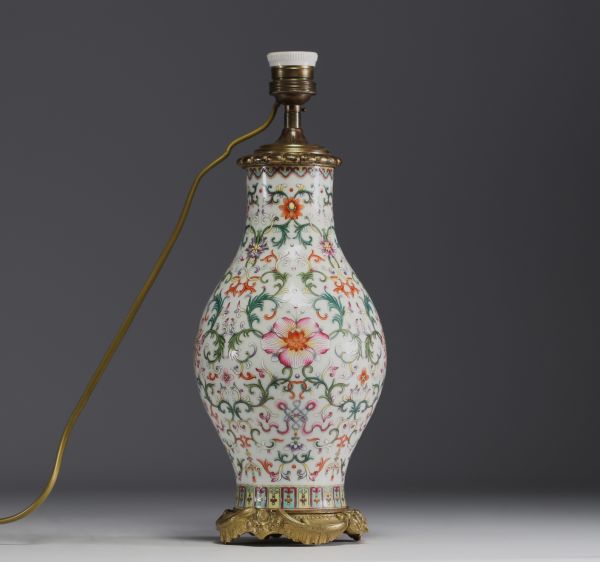 Chine - Vase en porcelaine de la famille rose, période République.