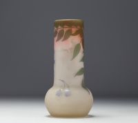 Émile GALLÉ (1846-1904) Vase en verre multicouche dégagé à l'acide au décor de glycine.