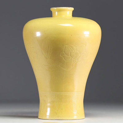 Chine - Vase de forme meiping en porcelaine monochrome jaune, époque Qing.