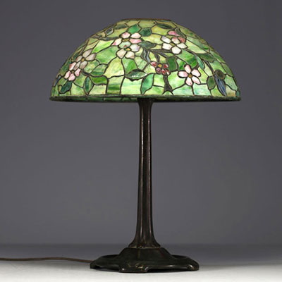 TIFFANY STUDIOS ‘New York’ 1900 - Table lamp with bronze base and floral glass mosaic shade, signed and numbered under the base.