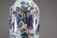 Chine - Vase en porcelaine polychrome à décor de dignitaires et mobilier, époque XIXème.