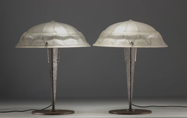 Muller Frères Lunéville - Pair of Art Deco desk lamps, stylized glass domes. Signed.