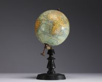 J. Forest, Paris - Globe terrestre, base en bois tourné noir, vers 1908.