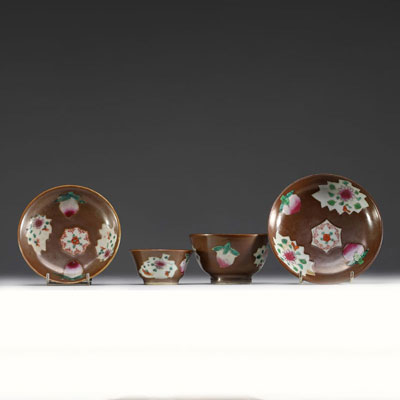 Chine - Paire de bols et assiettes en porcelaine à décor floral et capucin, XVIIIème.