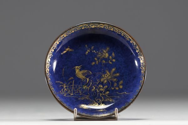 Chine - Petite assiette en porcelaine bleu poudré à décor à l'or d'oiseau et d'insecte.