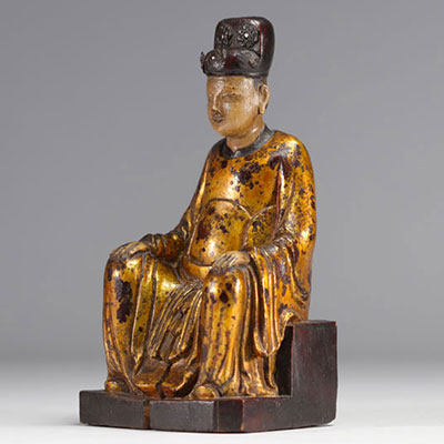 Sculpture of a traditional Chinese figure in gilded wood originating from China from the 18th century