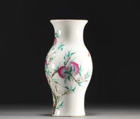 Chine - Vase en porcelaine au décor des neuf pêches, famille rose, époque Qing.