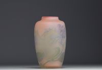 Émile GALLÉ (1846-1904) Vase en verre multicouche dégagé à l'acide à décor d'hortensias, signature à l'étoile.