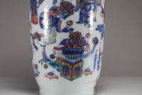 Chine - Vase en porcelaine polychrome à décor de dignitaires et mobilier, époque XIXème.