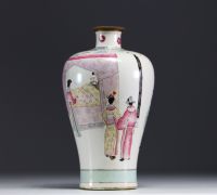 Chine - Lot de porcelaine de la famille rose, XIXe siècle, marque sous le vase.