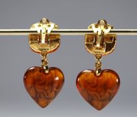 Yves SAINT LAURENT - Paire de boucles d'oreilles en coeur, imitation ambre et métal doré, signées.