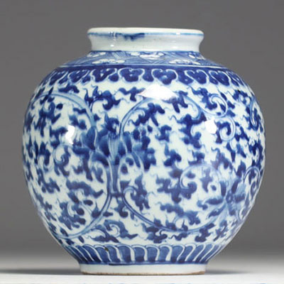 Chine - Vase en porcelaine blanc bleu à décor floral, époque XIX-XXème.