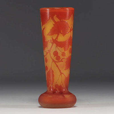 Émile GALLÉ (1846-1904) Vase en verre multicouche dégagé à l'acide à décor de baies.