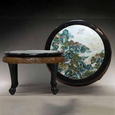 Chine - Table à piètement en bois sculpté et plateau en porcelaine polychrome représentant une tour dans un paysage de montagne, époque République.