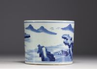 Chine - Rince pinceau en porcelaine blanc bleu à décor de paysage.