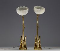 Louis MAJORELLE (1859-1926) - Rare paire de lampes de table en bronze doré en forme de nénuphar, bobèches en verre Daum Nancy rapportées.