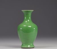 Chine - vase en porcelaine monochrome de couleur vert pomme, époque XIXe siècle.