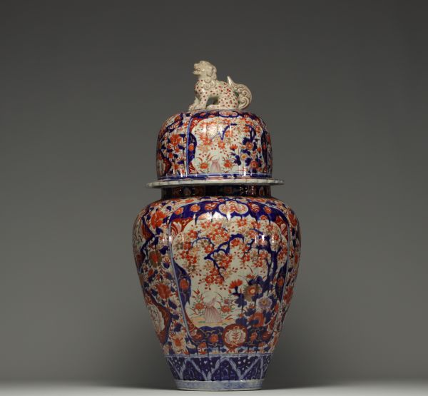 Japan - Large Imari covered vase, fretel in the shape of a Fô dog.