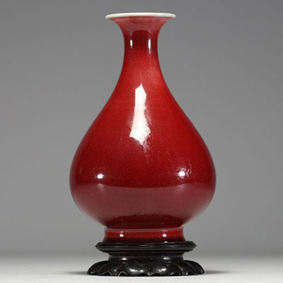 Chine - Vase en porcelaine sang de boeuf, socle en bois, époque XIXème.