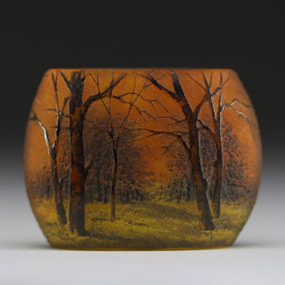 DAUM Nancy - Vase miniature en verre multicouche dégagé à l'acide et émaillé à décor de paysage d'automne, signé sous la base.